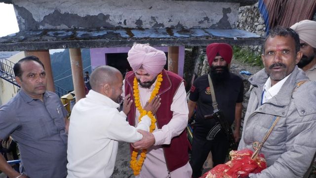 टिहरी: पूर्व क्रिकेटर नवजोत सिंह सिद्धू ने मां सुरकंडा देवी के दरबार में टेका माथा, डेढ़ किमी पैदल चले
