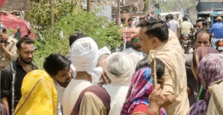 कानपुर सागर हाईवे में जाम लगाए भीड़ को मारते थानाध्यक्ष योगेश तिवारी। जागरण