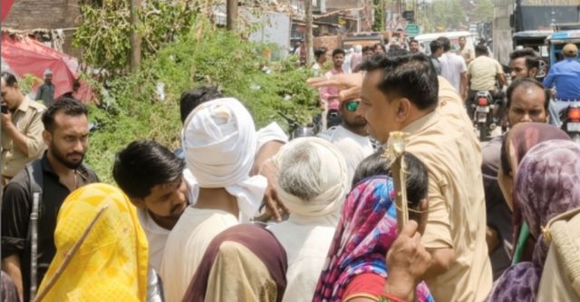 हमीरपुर में बिजली न आने से लोगों ने आधा घंटा जाम किया कानपुर सागर हाईवे, प्रदर्शनकारियों को पीटने पर थानाध्यक्ष लाइन हाजिर
