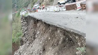 ऋषिकेश-बदरीनाथ राष्ट्रीय राजमार्ग पर भरपूर और तीन धारा के बीच भारी बारिश से टूटी सड़क। जागरण