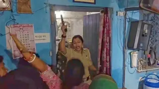 मोरकाही थाना में आक्रोशितों के हंगामें के दौरान पिस्टल लहराती थानाध्यक्ष। (जागरण)