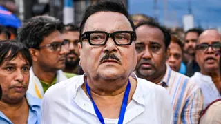 मदन मित्रा के आवास पर पुलिस का छापा। (आईएएनएस)