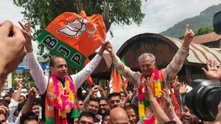 मंडी नगर निगम में भाजपा की जीत के बाद समर्थकों के साथ जयराम ठाकुर और विधायक अनिल शर्मा।