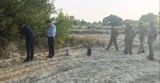 अजगैज क्षेत्र में किशोरी की हत्या के बाद घटनास्थल पर जांच करती फारेंसिक टीम। जागरण