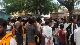 घटना के बाद जुटी लोगों की भीड़। जागरण