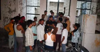 ग्राम परौसा विद्युत केंद्र पर विरोध जताते ग्रामीण। स्रोत ग्रामीण