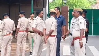 10 सर्कुलर रोड आवास के बाहर खड़ी पुलिस। फाइल