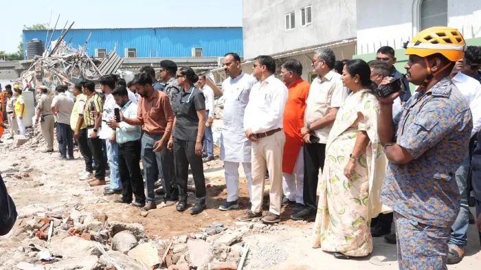 साकेत में इमारत कोलाप्स के बाद मुख्यमंत्री रेखा गुप्ता ने अवैध निर्माणों के खिलाफ सख्त कार्रवाई का ऐलान किया
