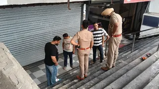 नूरपुर बेदी में जांच में जुटी पुलिस टीम।