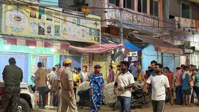 सहरसा में गाड़ी विवाद से हिंसा, पत्थर और गिट्टी से दहलान चौक दहला, पुलिस के सामने भी हिंसक टकराव
