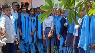 प्लंबिंग का प्रशिक्षण लेते बच्चे। जागरण