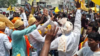 हंगामा के दौरान लोग।