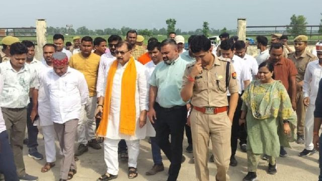 2 जून को कुशीनगर आएंगे CM योगी आदित्यनाथ, डीएम-एसपी ने कार्यक्रम की तैयारियों का लिया जायजा
