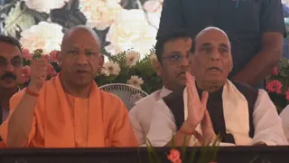 नौसेना के शौर्य वाटिका संग्रहालय का लोकार्पण के दौरान रक्षामंत्री राजनाथ सिंह से बात करते CM योगी।