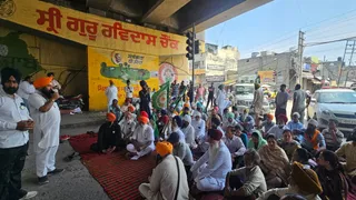 लुधियाना के बस्ती जोधेवाल चौक पर बैठे किसान।