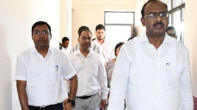 मरीज आए 15 और दवाई ले गए 60... सिरसागंज CHC का गजब हाल देखकर डीएम भी हैरान
