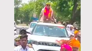 रेडियो ऑपरेटर के पद पर नियुक्ति के बाद घर पहुंचने पर ग्रामीणों द्वारा किया गया स्वागत: फोटो वीडियो ग्रेव