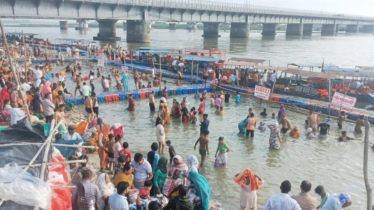 ज्येष्ठ पूर्णिमा पर अमरोहा में 'हर-हर गंगे' का जयघोष, श्रद्धालुओं ने गंगा तट पर पवित्र स्नान किया