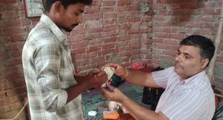 क्षेत्र में छापेमारी करती टीम। स्रोत स्वयं
