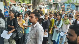 मैनपुरी में आरसी महिला महाविद्यालय केंद्र के बाहर प्रवेश के लिए कतार में लगे अभ्यर्थी। जागरण