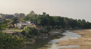 नौडिहवा में बानगंगा नदी आबादी के पास कटान कर रही। जागरण