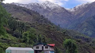 बागेश्वर के कपकोट तहसील का सोराग गांव की पहाड़ियों में हिमपात। सौ. दीवान सिंह दानू।