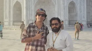 अभिनेता सुनील ग्रोवर ताजमहल में।