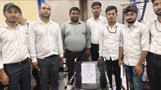 बिहार में सरकारी कॉलेज के छात्रों का कमाल! बनाई मोबाइल से चलने वाली स्मार्ट व्हीलचेयर, दूर से हो जाएगी कंट्रोल
