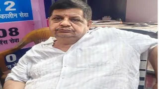 घूस लेते एंटी करप्शन टीम द्वारा पकड़ा गया यूपी रोडवेज के प्रयागराज स्थित जीरो रोड डिपो का एआरएम अरविंद कुमार मिश्रा।