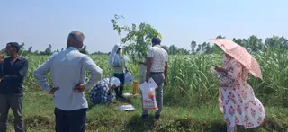बिजनौर के गांव में भूमि की नापजोख का कार्य करते टीम के सदस्य।