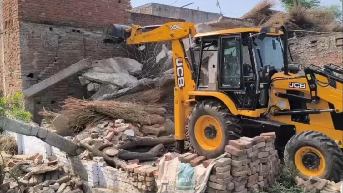 बहराइच के पयागपुर में हाईकोर्ट के निर्देश पर ग्राम समाज की जमीन पर बने नौ अवैध मकानों को बुलडोजर से गिराया गया