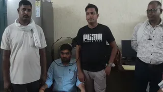 लोकायुक्त टीम की गिरफ्त में नापतौल निरीक्षक।