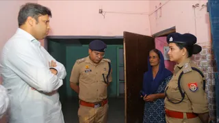महिला का मकान खाली कराकर सौंपा गया। फोटो: जागरण