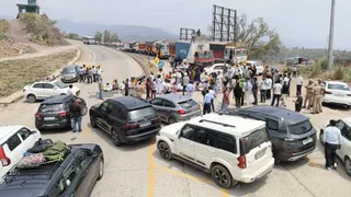 बिलासपुर के गरामोड़ा में चक्काजाम के कारण फंसे वाहन।