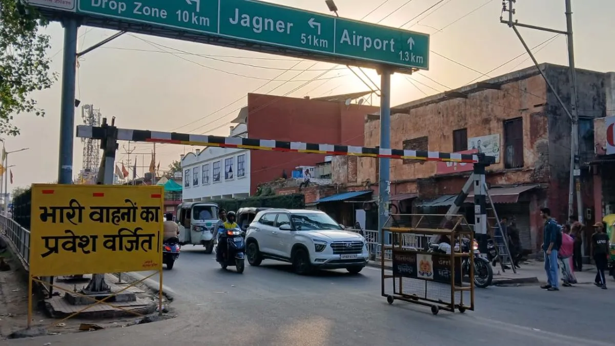 आगरा में ईदगाह-खेरिया रेलवे ओवरब्रिज को तीन महीने के लिए बंद किया गया, भारी वाहनों को अब लंबा रास्ता तय करना होगा