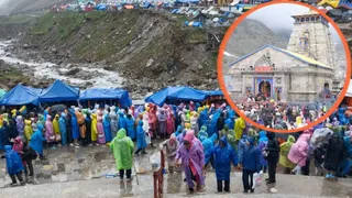 केदारनाथ में वर्षा से बचने के लिए बरसाती पहने श्रद्धालु। साभार: सतीश गैरोला