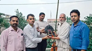 खंडित प्रतिमा प्राप्त करते इंटैक के सदस्य। सौ. इंटैक