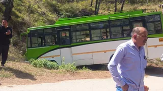 जिला मंडी के दुर्गापुर में दुर्घटनाग्रस्त हुई निजी बस। जागरण
