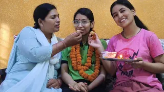 नंदानगर की तनीषा बिष्ट का आइआइटी में चयन होने पर उसे मिठाई खिलाते स्वजन। साभार: स्वयं