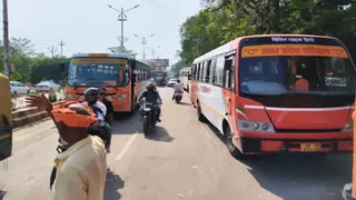 प्रयागराज में सीएमपी डिग्री कॉलेज के सामने खड़ी रोडवेज बसें। जागरण