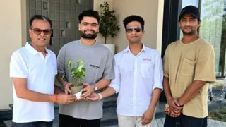 रिंकू सिंह के अलीगढ़ आगमन पर ओजोन ग्रुप के चेयरमैन प्रवीण मंगला, निदेशक सागर मंगला ने उनको गमला भेंटकर किया सम्मानित। सौ. ग्रुप