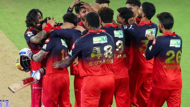 RCB vs GT: सचिन तेंदुलकर से लेकर डी विलियर्स तक, बेंगलुरु के चैंपियन बनने पर दिग्गजों ने दी बधाई