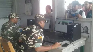 बॉर्डर से आने जाने वाले लोगों की डाटा एंट्री करते एसएसबी जवान। फोटो: जागरण