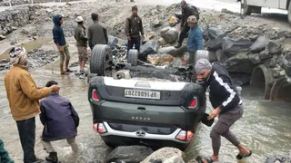 उत्तरकाशी में गंगोत्री धाम के पड़ाव धराली में दुर्घटनाग्रस्त कार।
