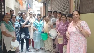 मोती नगर विधानसभा क्षेत्र के सुदर्शन पार्क में जल संकट गहरा गया।