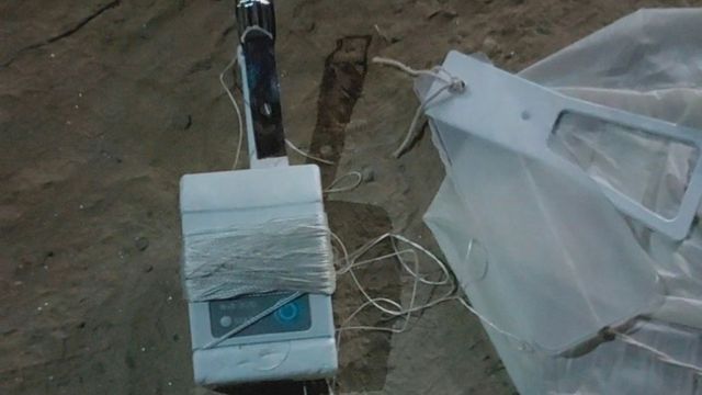 आसमान से गिरा लाल लाइट वाला रहस्यमयी यंत्र, मुजफ्फरपुर के कुढ़नी में मची खलबली