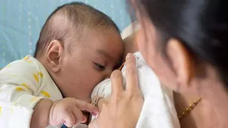 चार में से एक ही बच्चे को जन्म के पहले घंटे में मिल रहा मां का दूध।