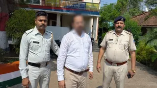 दुमका में एक निजी दूरसंचार कंपनी का मैनेजर गिरफ्तार, नाबालिग बच्ची के यौन शोषण का आरोप। (फोटो: जागरण)
