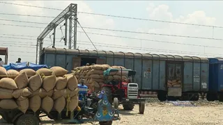 मालगाड़ी में मक्के की लदाई। फोटो जागरण