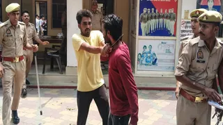 मवाना थाने में छुरी गर्दन पर रखता संदीप और उससे रोकने का प्रयास करता युवकl जागरण